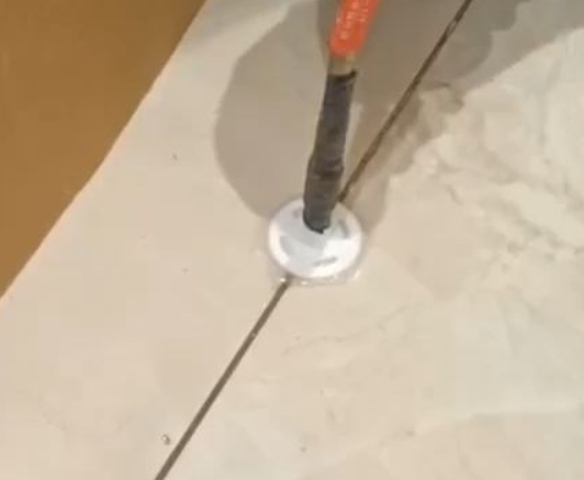 恭城瓷砖空鼓维修公司专业解答瓷砖在铺贴过程中，如果没有涂抹均匀到位的粘结材料（如水泥砂浆或瓷砖胶），可能会导致以下问题